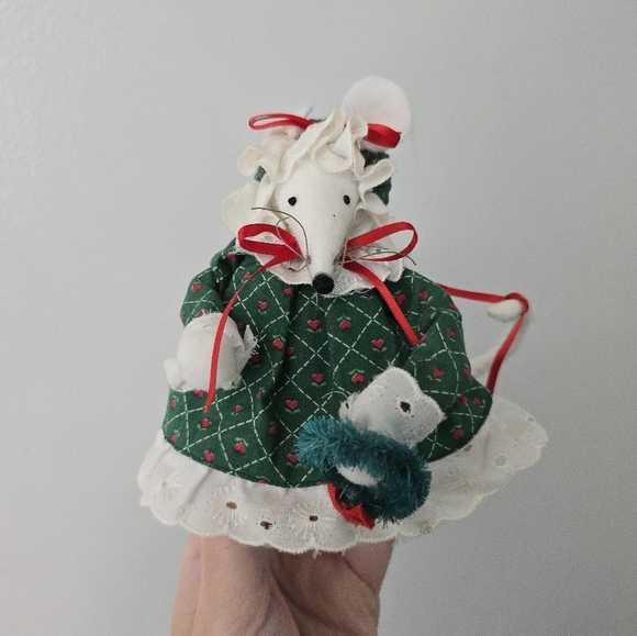 VTG Handmade Christmas Grandma Mouse Holding Wreath Shelf Sitter - Picture 1 of 9